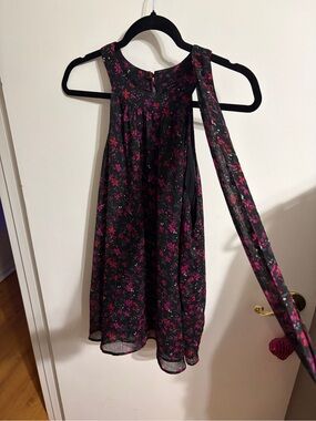🥳 2 torrid Black Sleeveless shirt with Pink & Red Floral Print